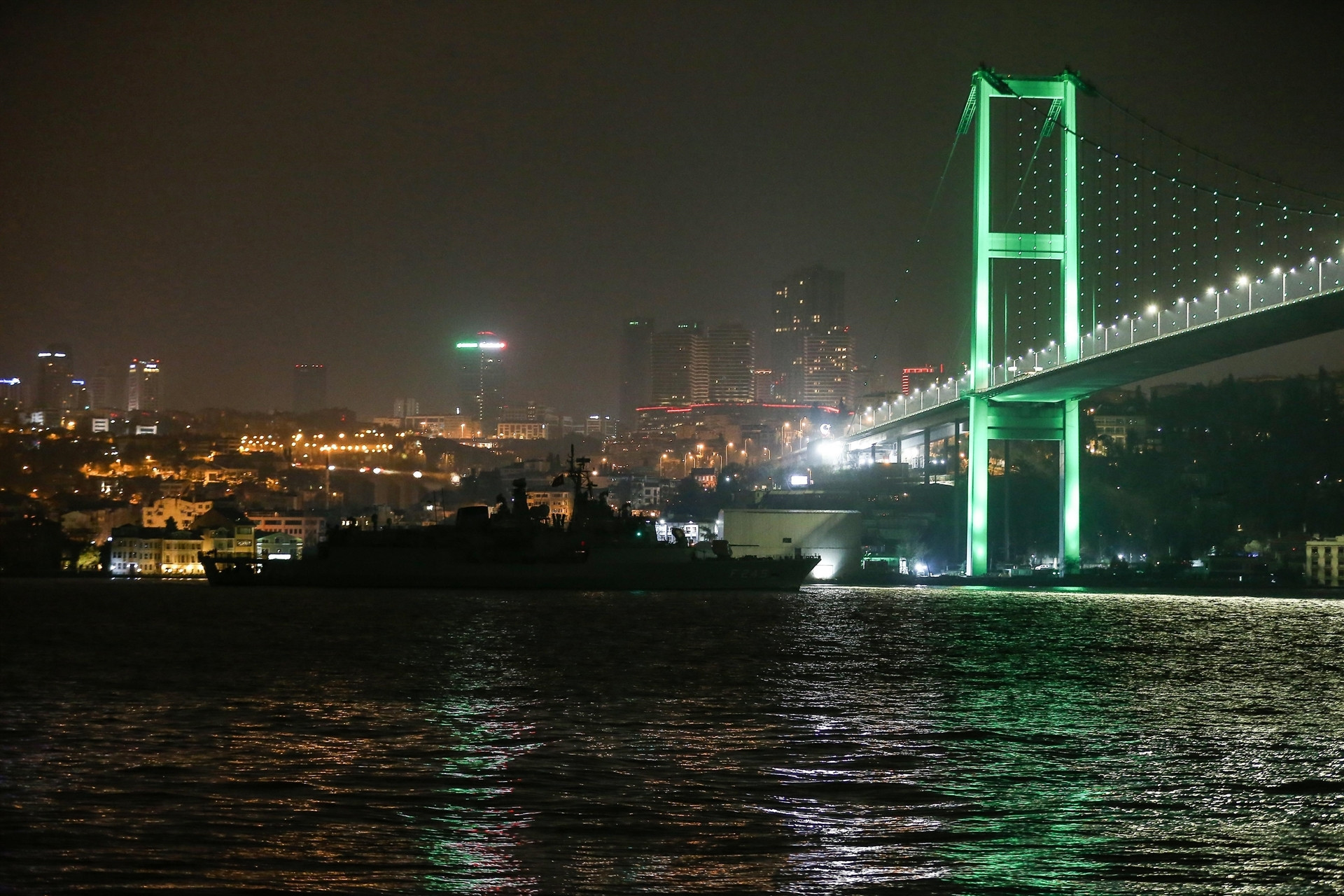 Türk savaş gemileri İstanbul Boğazı’ndan geçti Türk savaş gemileri İstanbul Boğazı’ndan geçti