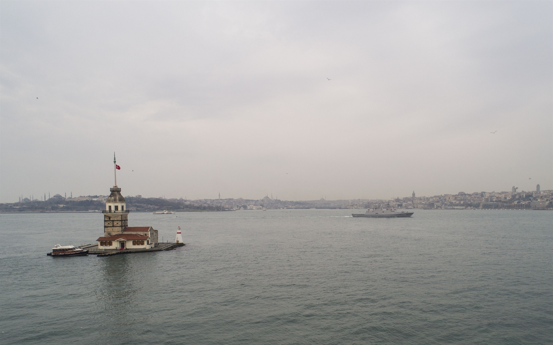 Türk savaş gemileri İstanbul Boğazı’ndan geçti Türk savaş gemileri İstanbul Boğazı’ndan geçti