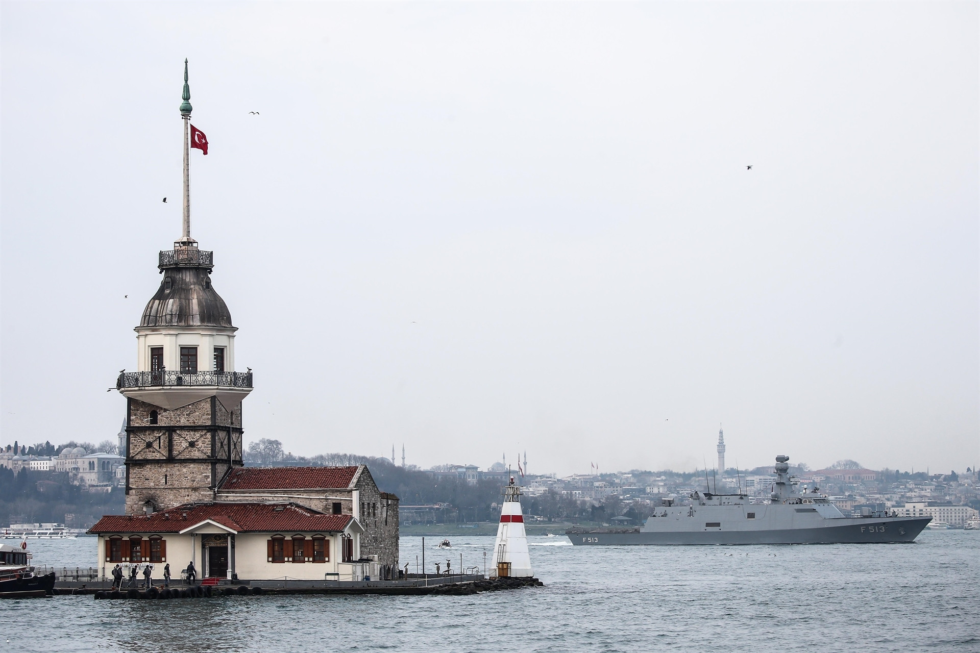 Türk savaş gemileri İstanbul Boğazı’ndan geçti Türk savaş gemileri İstanbul Boğazı’ndan geçti