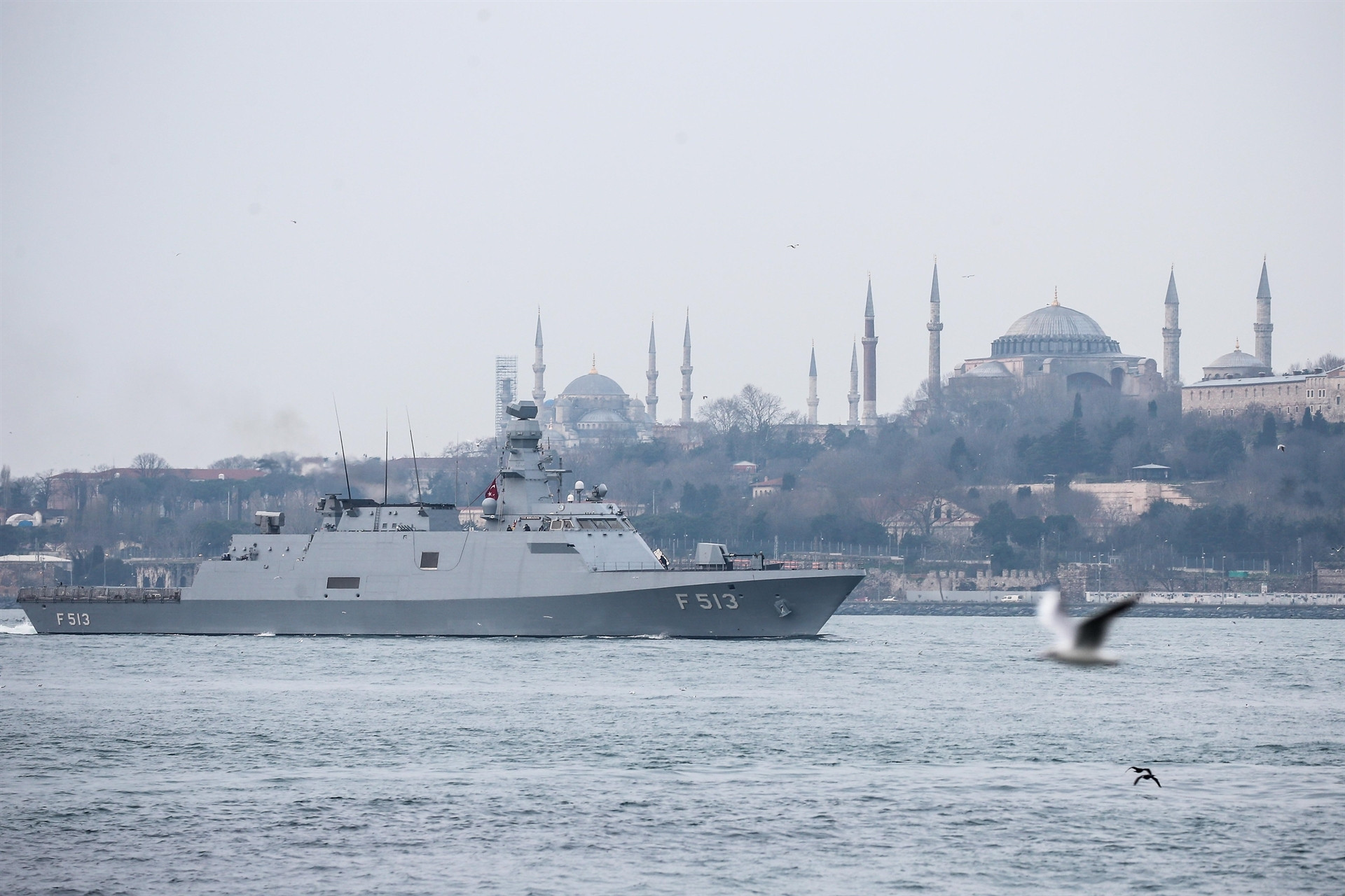 Türk savaş gemileri İstanbul Boğazı’ndan geçti Türk savaş gemileri İstanbul Boğazı’ndan geçti