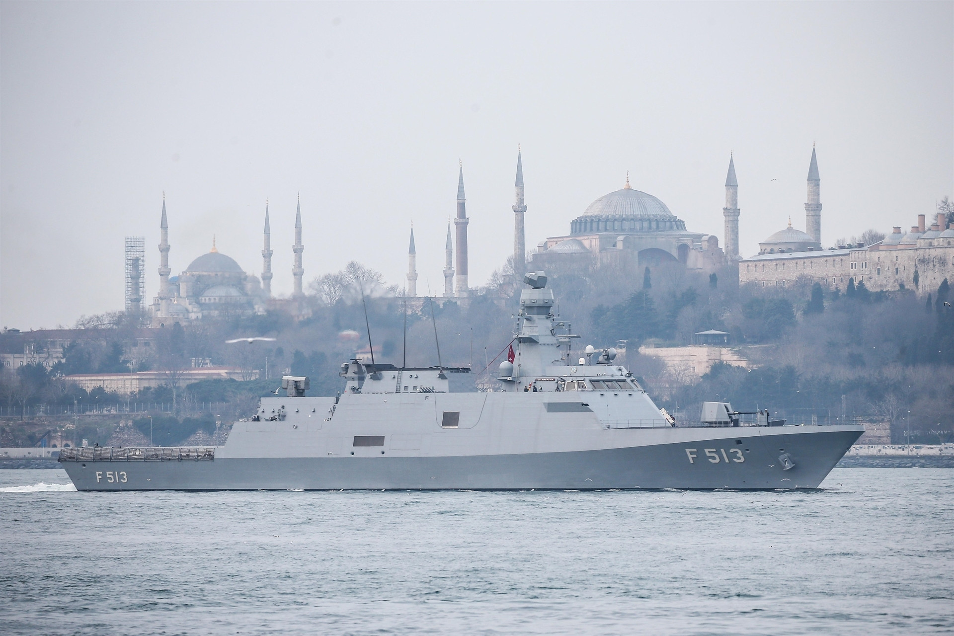 Türk savaş gemileri İstanbul Boğazı’ndan geçti Türk savaş gemileri İstanbul Boğazı’ndan geçti