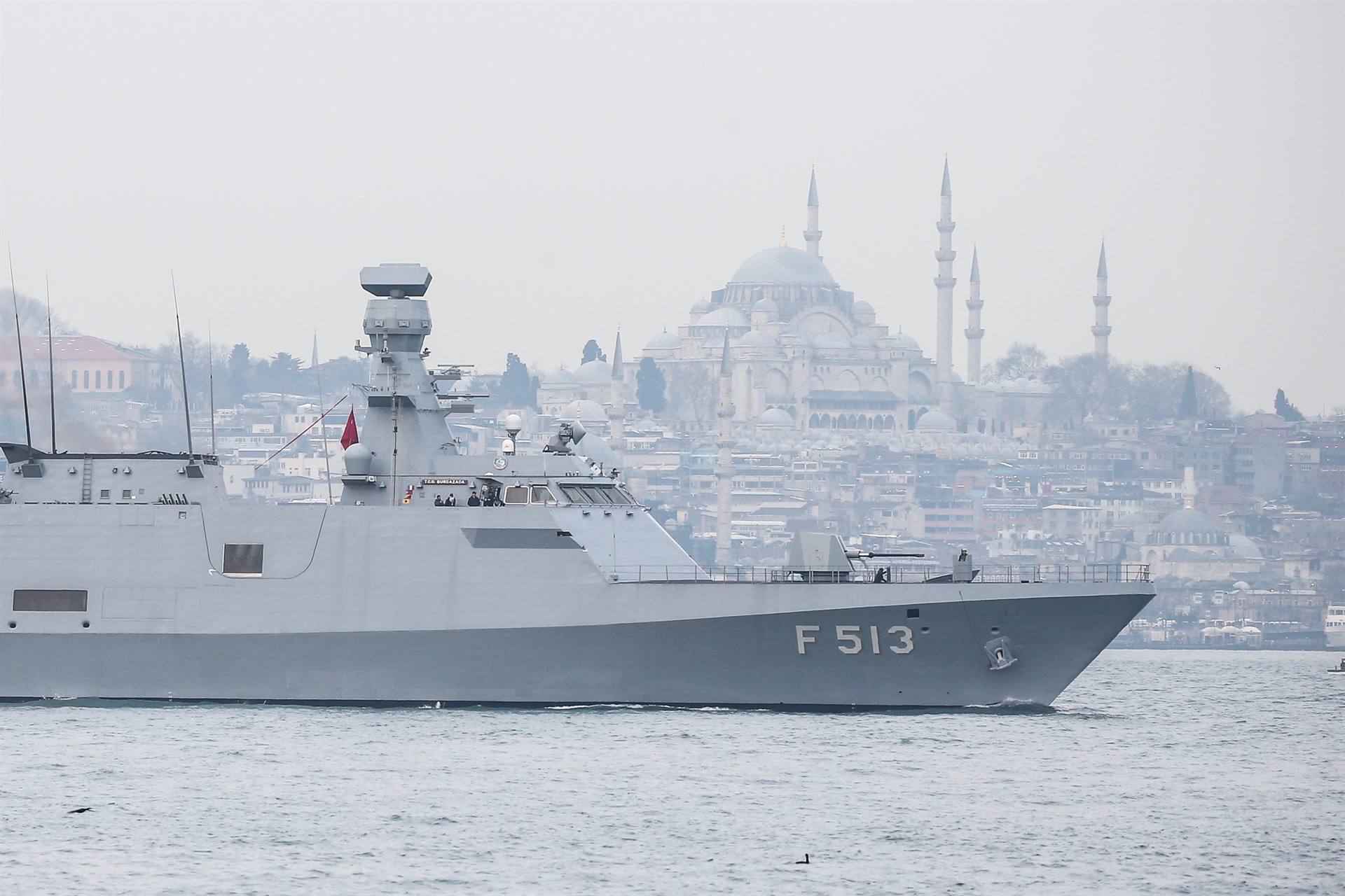 Türk savaş gemileri İstanbul Boğazı’ndan geçti Türk savaş gemileri İstanbul Boğazı’ndan geçti