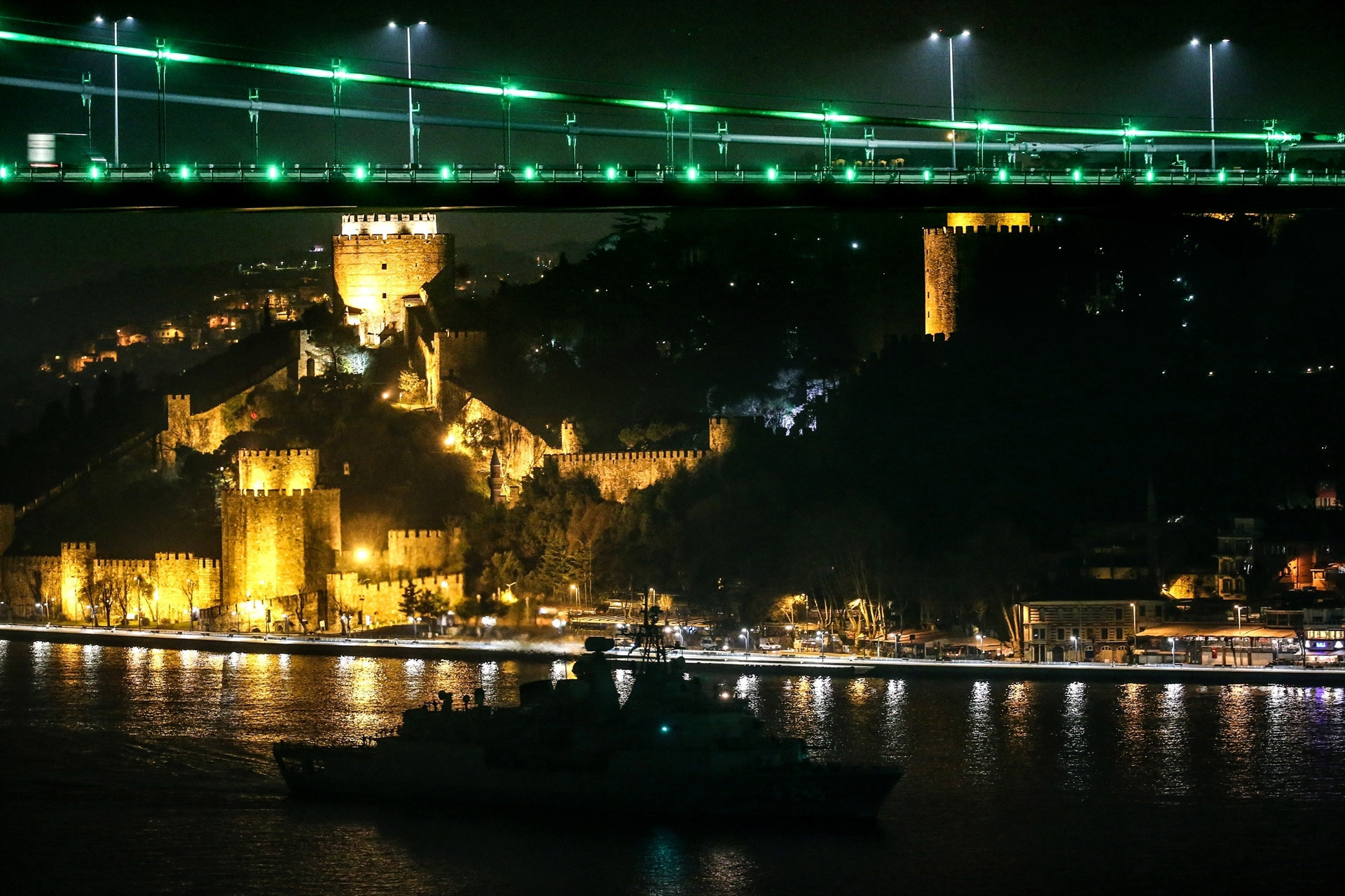 Türk savaş gemileri İstanbul Boğazı’ndan geçti Türk savaş gemileri İstanbul Boğazı’ndan geçti