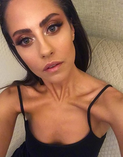 Demet Akalını çıldırtan yorum Bebeğinden utanmadığın belli Demet Akalını çıldırtan yorum Bebeğinden utanmadığın belli