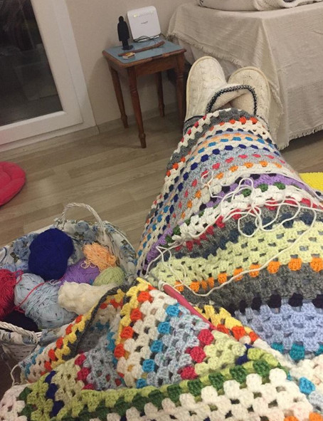 İki ters bir düz, hayat böyle geçiyor: Ünlü sanatçı elinden şişleri bırakamıyor