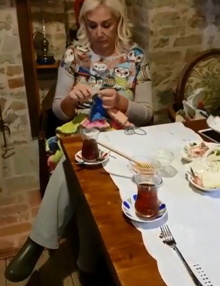 İki ters bir düz, hayat böyle geçiyor: Ünlü sanatçı elinden şişleri bırakamıyor