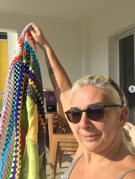 İki ters bir düz, hayat böyle geçiyor: Ünlü sanatçı elinden şişleri bırakamıyor