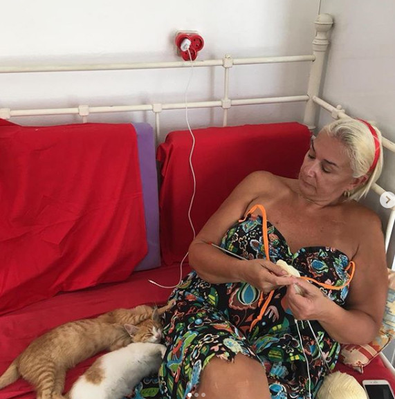 İki ters bir düz, hayat böyle geçiyor: Ünlü sanatçı elinden şişleri bırakamıyor