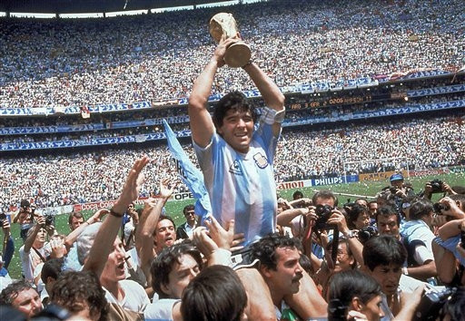 Ünlü futbolcu Maradonadan dikkat çeken karar