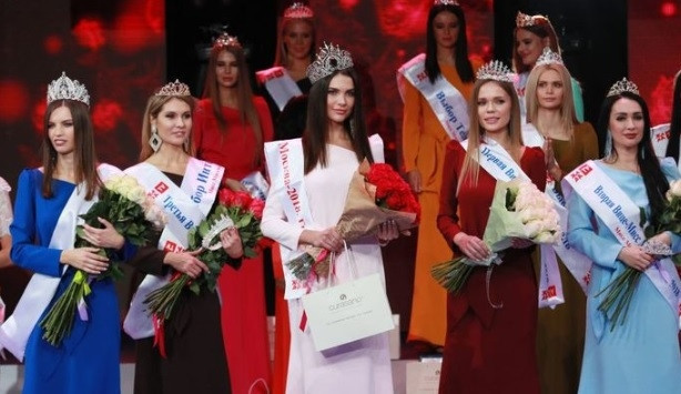 Rus güzellik kraliçesine şok: Tacını kaybetti Rus güzellik kraliçesine şok: Tacını kaybetti