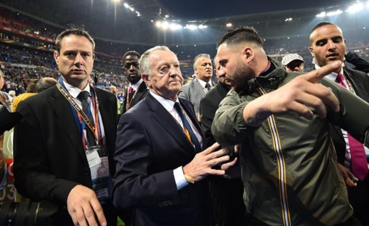 Futbol dünyası şokta Basın toplantısında duyurdu...