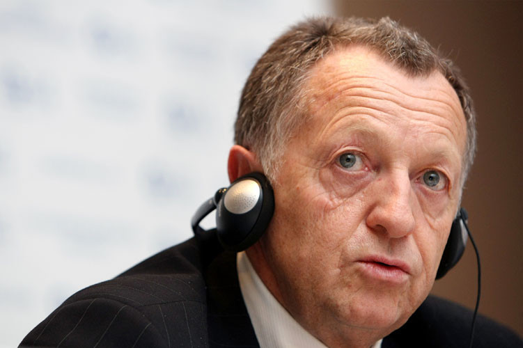 Futbol dünyası şokta Basın toplantısında duyurdu...