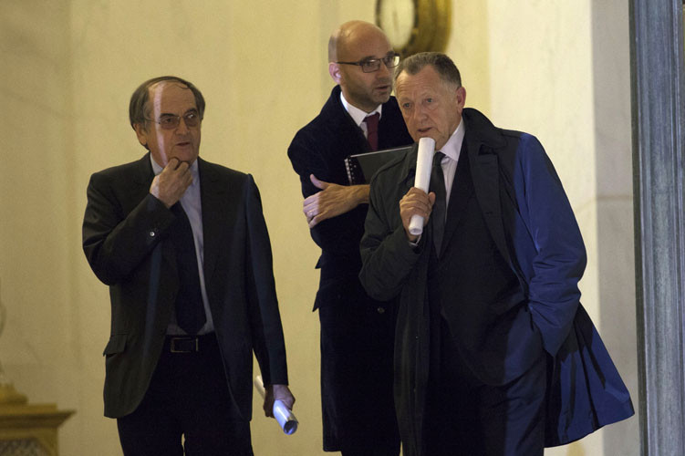 Futbol dünyası şokta Basın toplantısında duyurdu...