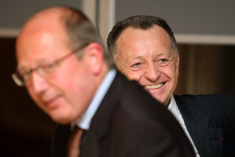 Futbol dünyası şokta Basın toplantısında duyurdu...