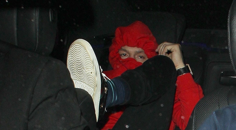 O sözlere dayanamadı Yumruklu saldırı... O sözlere dayanamadı Yumruklu saldırı...