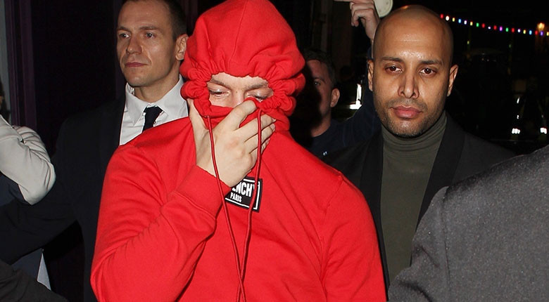 O sözlere dayanamadı Yumruklu saldırı... O sözlere dayanamadı Yumruklu saldırı...