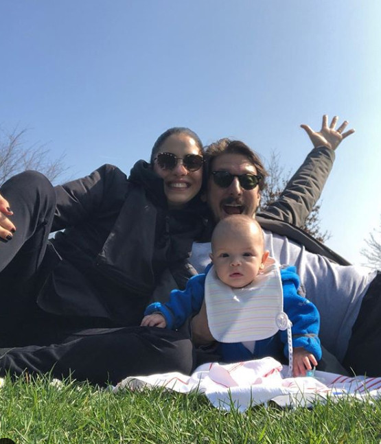 Dizilerin masum yüzlü kızı şimdi bebeğini gezdiriyor