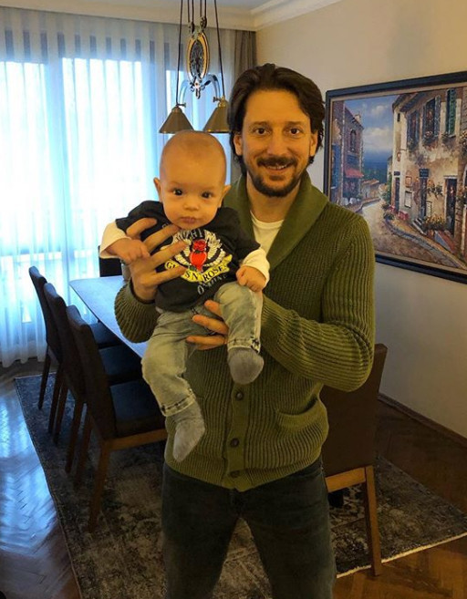 Dizilerin masum yüzlü kızı şimdi bebeğini gezdiriyor