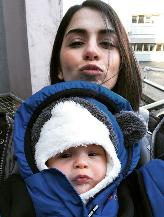 Dizilerin masum yüzlü kızı şimdi bebeğini gezdiriyor