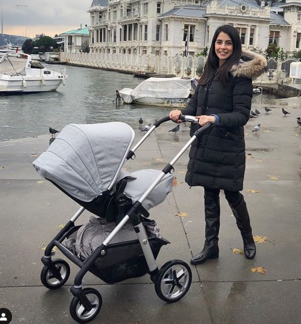 Dizilerin masum yüzlü kızı şimdi bebeğini gezdiriyor