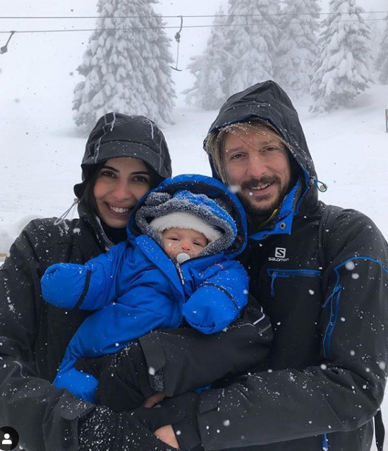 Dizilerin masum yüzlü kızı şimdi bebeğini gezdiriyor