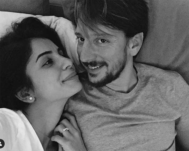 Dizilerin masum yüzlü kızı şimdi bebeğini gezdiriyor