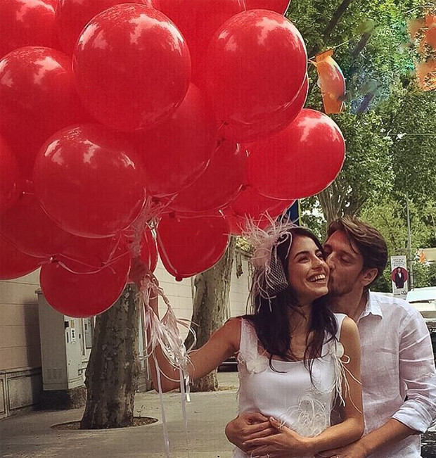 Dizilerin masum yüzlü kızı şimdi bebeğini gezdiriyor