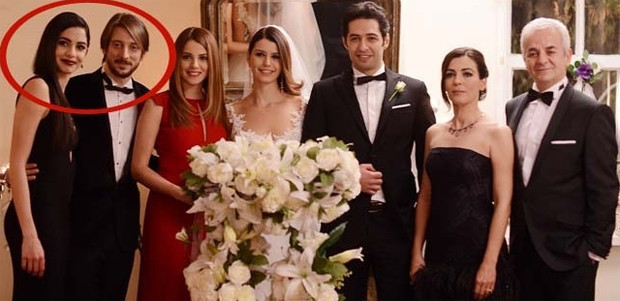 Dizilerin masum yüzlü kızı şimdi bebeğini gezdiriyor