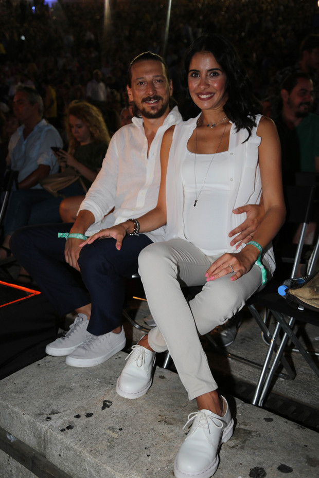 Dizilerin masum yüzlü kızı şimdi bebeğini gezdiriyor