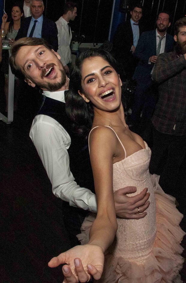 Dizilerin masum yüzlü kızı şimdi bebeğini gezdiriyor