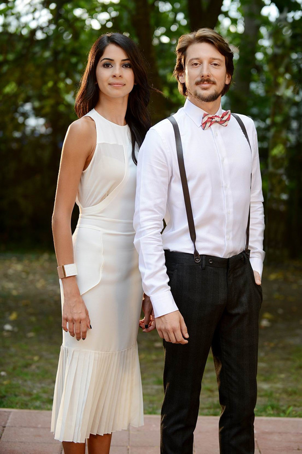 Dizilerin masum yüzlü kızı şimdi bebeğini gezdiriyor