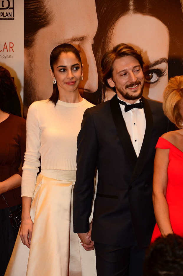 Dizilerin masum yüzlü kızı şimdi bebeğini gezdiriyor