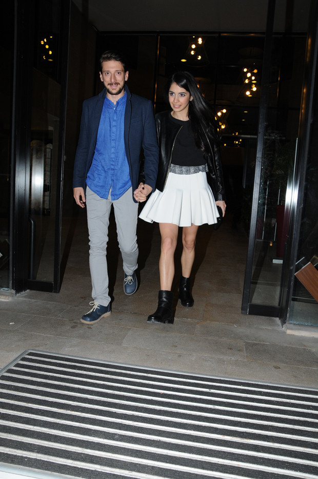 Dizilerin masum yüzlü kızı şimdi bebeğini gezdiriyor