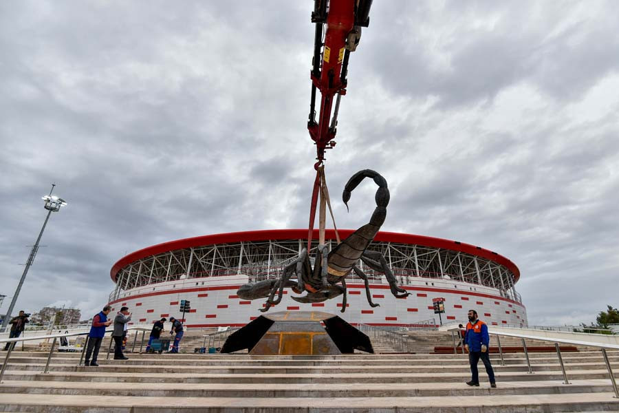 Dev akrep heykeli stadın önüne yerleştirildi