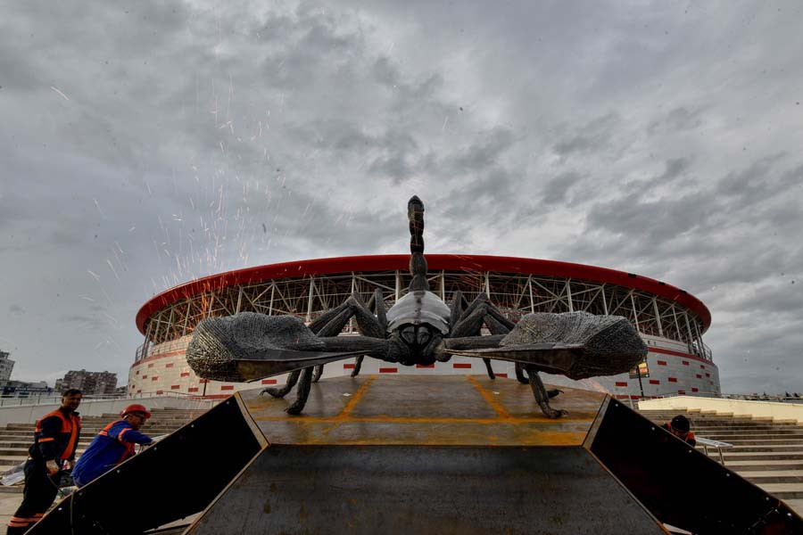Dev akrep heykeli stadın önüne yerleştirildi