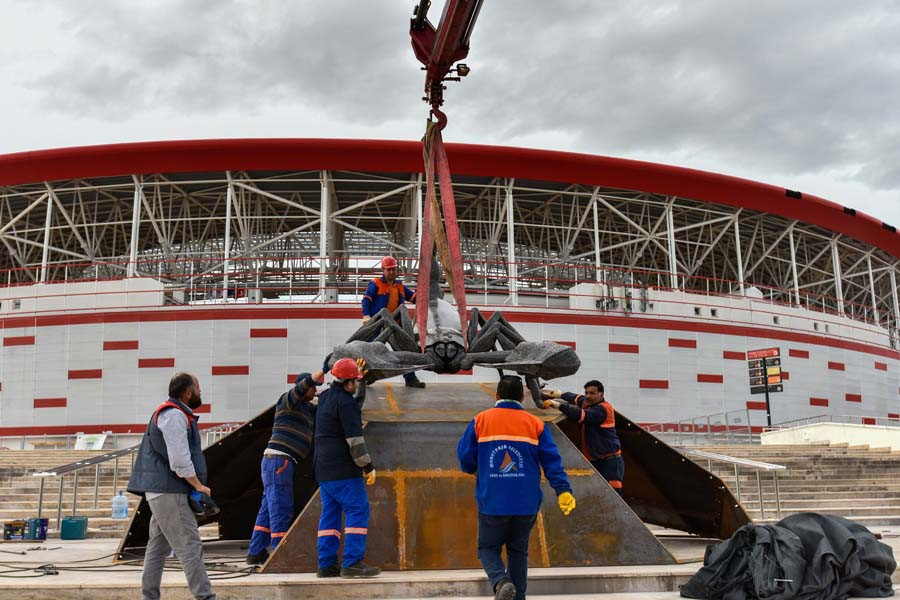 Dev akrep heykeli stadın önüne yerleştirildi