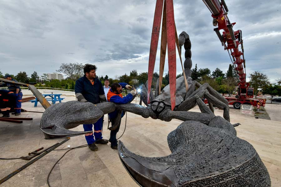Dev akrep heykeli stadın önüne yerleştirildi