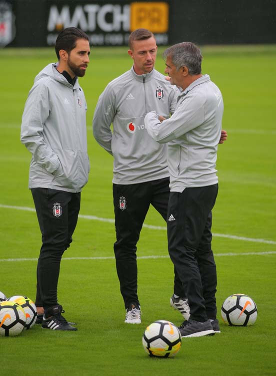 Anlaşmayı kabul etti Beşiktaşın yeni hocası....