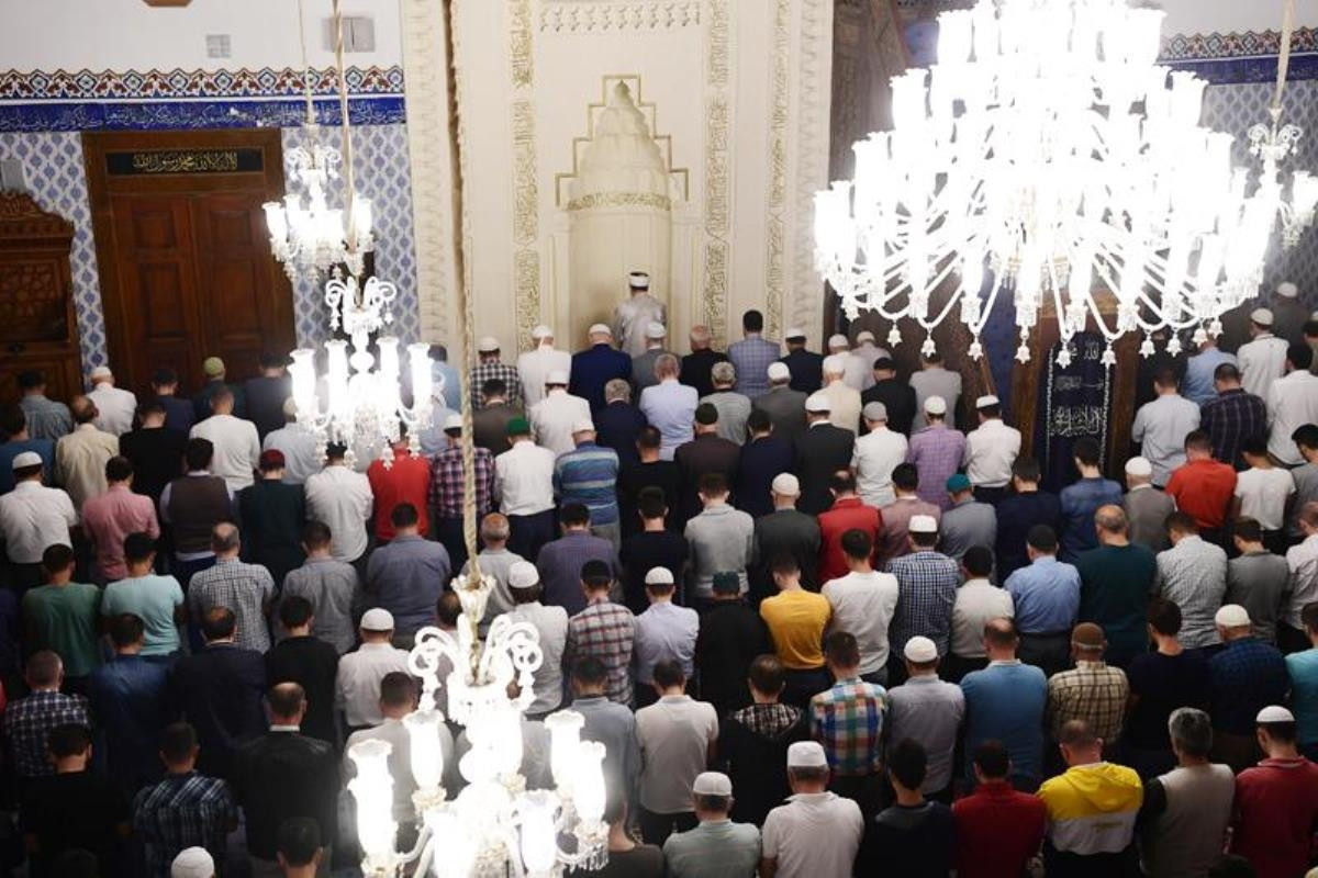 Rahmet gecesi Cuma ve Berat Kandili mesajları ile ihya ediliyor