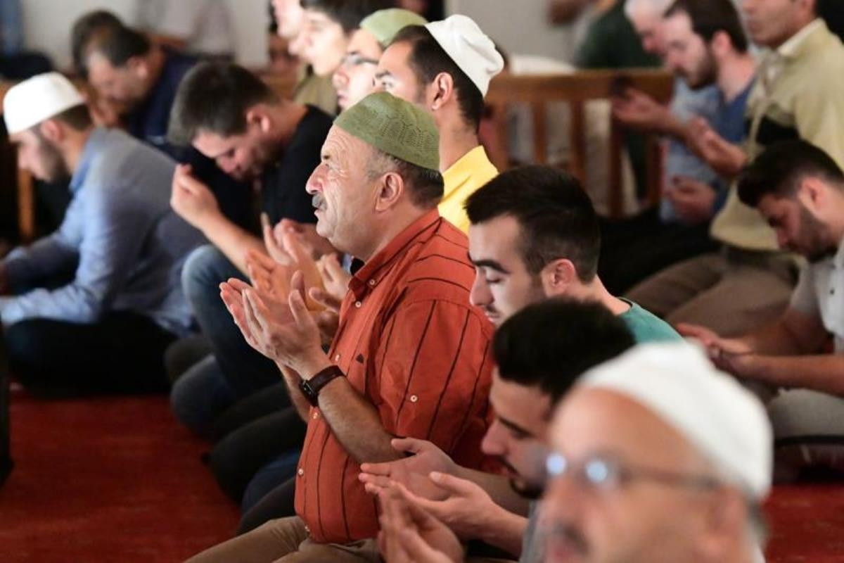 Rahmet gecesi Cuma ve Berat Kandili mesajları ile ihya ediliyor
