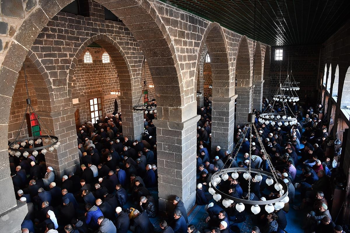 Rahmet gecesi Cuma ve Berat Kandili mesajları ile ihya ediliyor