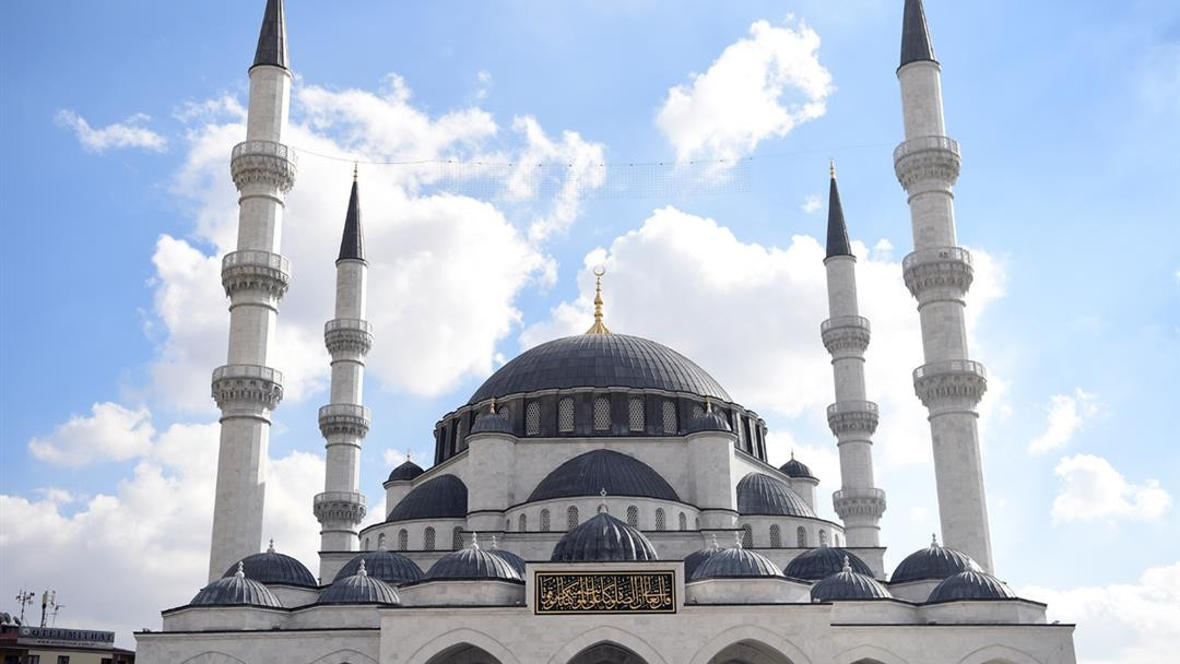 Rahmet gecesi Cuma ve Berat Kandili mesajları ile ihya ediliyor