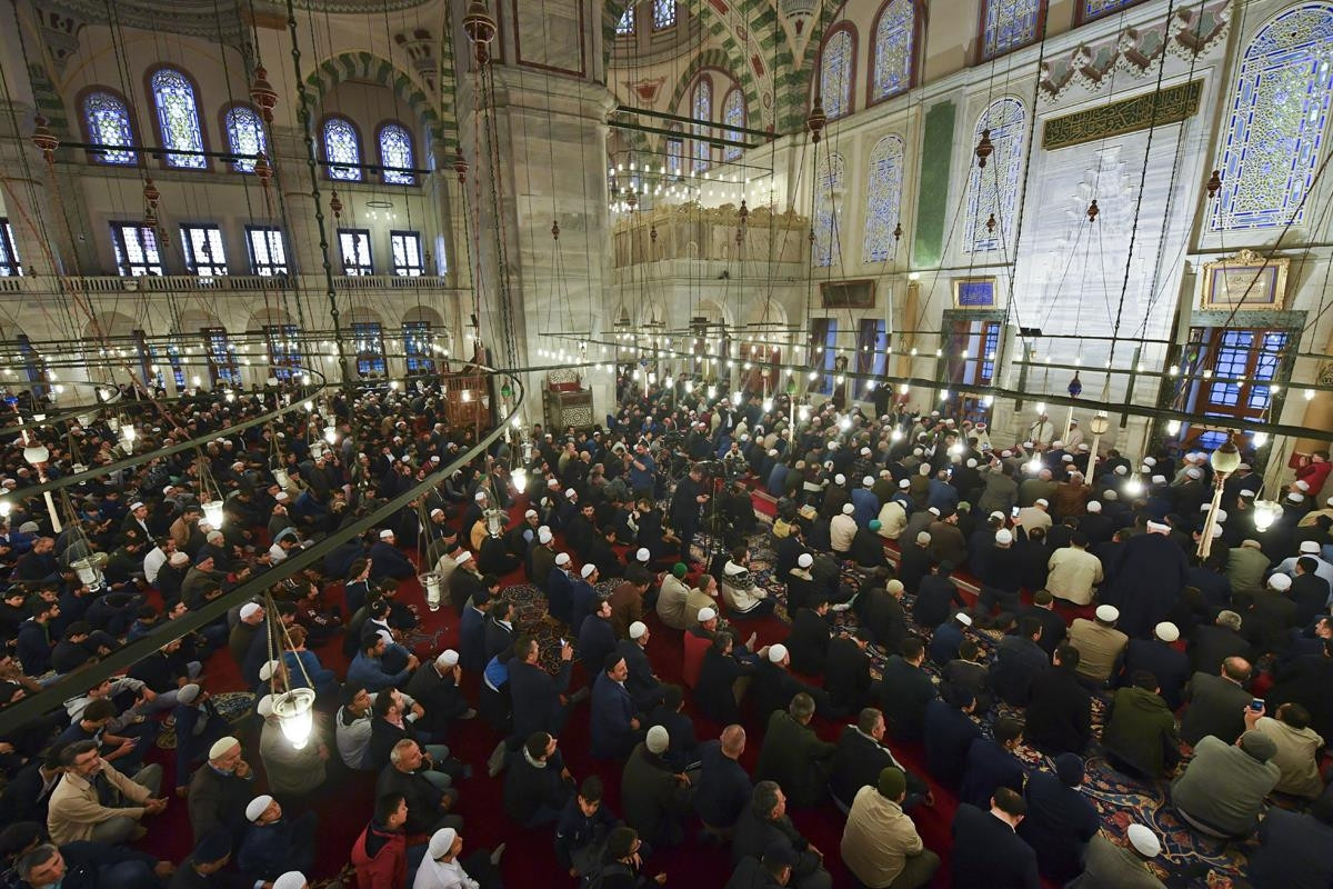 Rahmet gecesi Cuma ve Berat Kandili mesajları ile ihya ediliyor