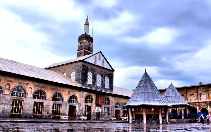 Rahmet gecesi Cuma ve Berat Kandili mesajları ile ihya ediliyor