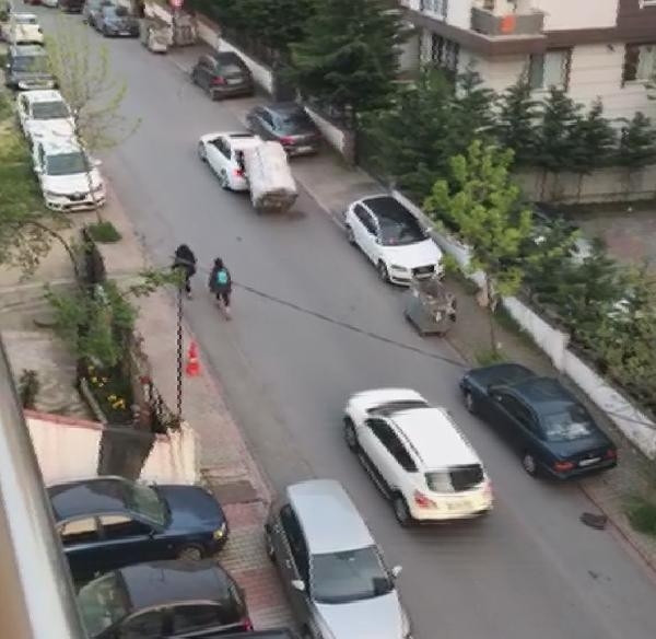 Yokuşu çıkamayan kağıt toplayıcı çocuğa böyle yardım etti