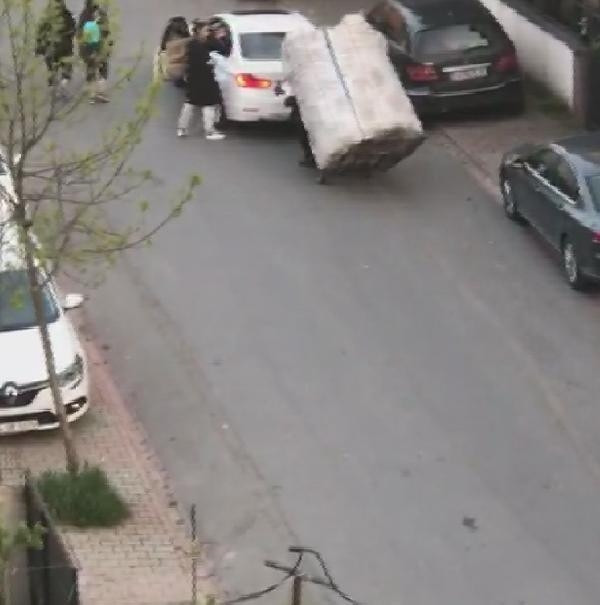 Yokuşu çıkamayan kağıt toplayıcı çocuğa böyle yardım etti