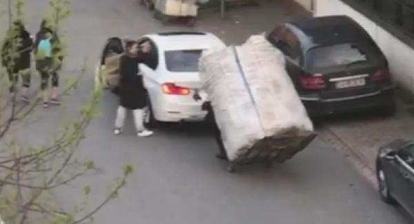 Yokuşu çıkamayan kağıt toplayıcı çocuğa böyle yardım etti
