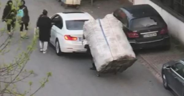Yokuşu çıkamayan kağıt toplayıcı çocuğa böyle yardım etti