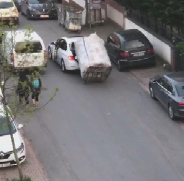 Yokuşu çıkamayan kağıt toplayıcı çocuğa böyle yardım etti