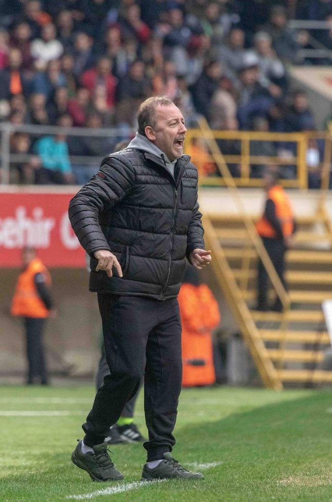 Sergen Yalçın bombası Yönetim...